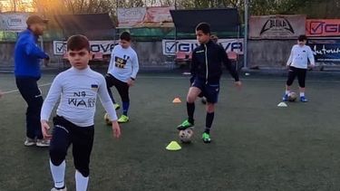 Solidaridad. Dimitry fue recibido y jugó al fútbol en escuela en Italia.