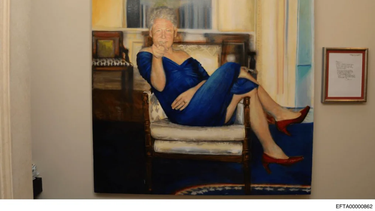 Una de las imágenes recuperadas por la investigación del caso Jeffrey Epstein muestra al expresidente Bill Clinton vestido en azul. Foto: Agencia NA (captura documentos).