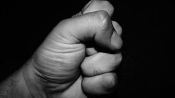 Arrestaron a un joven por violencia de género
