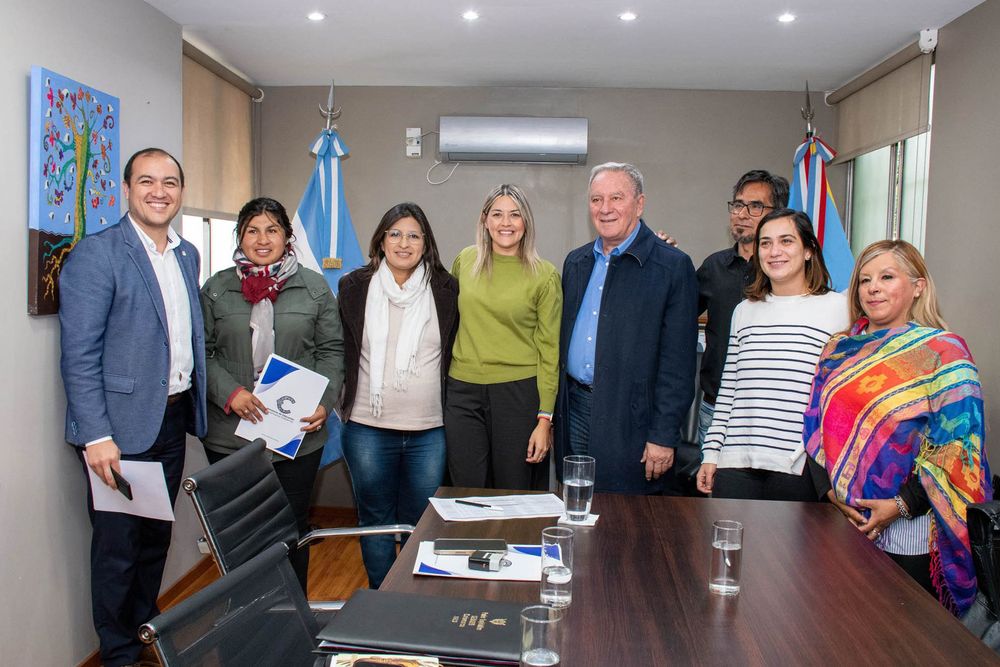 La titular de la cartera educativa local, Andrea Centurión encabezó junto al vicegobernador de la provincia, Rubén Dusso, la firma de un comodato.