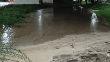 Una fuerte tormenta dejó calles anegadas y casas inundadas en Recreo