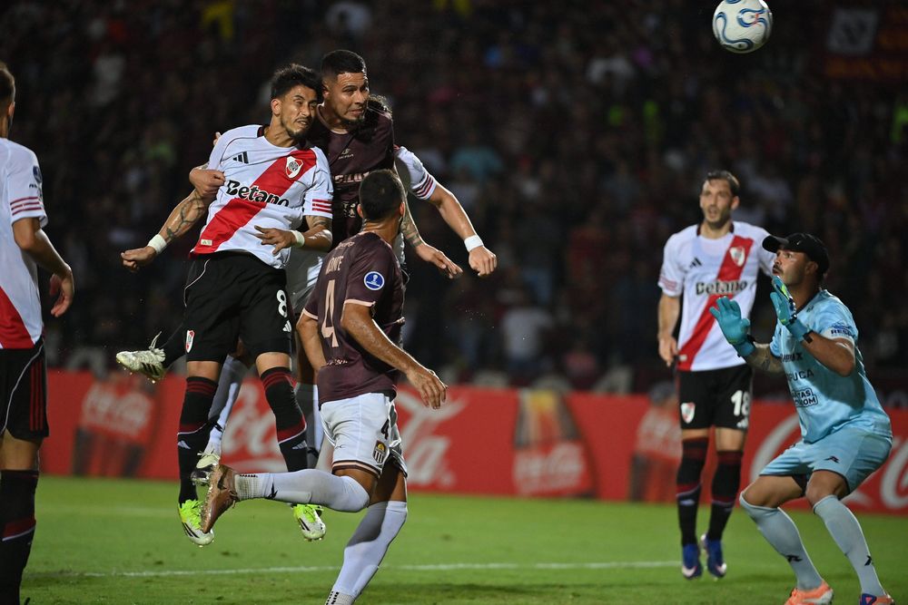 De cabeza. Maximiliano Meza abrió el marcador del partido en el segundo tiempo.&nbsp;