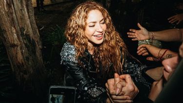 shakira llego a argentina y fue recibida por cientos de fanaticos