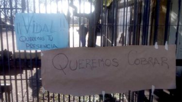 luego de sesenta anos cierra una papelera y deja a 40 empleados sin trabajo ni indemnizacion