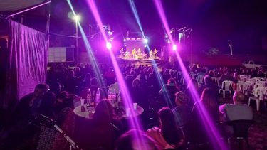 una multitud vibro en el festival del folklore y la amistad