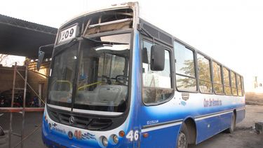 Arrojaron piedras contra un colectivo e hirieron al conductor