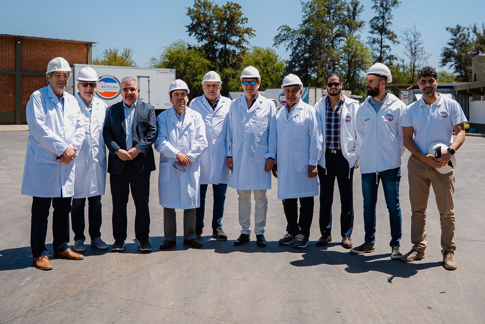 Raúl Jalil y el gobernador de Atacama, Miguel Vargas Correa, durante la recorrida por el frigorífico Natilla, donde analizaron oportunidades de exportación.