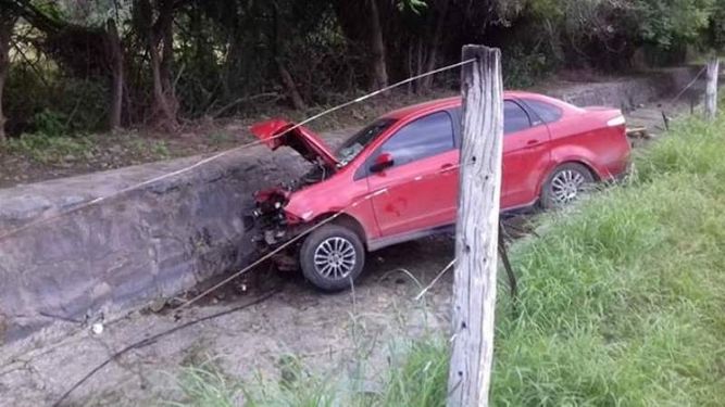 Manejaba su auto, volcó y terminó en un canal de riego