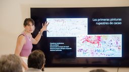 La conferencia se realizó en el Centro de Arte y Tecnología Aplicada y contó con la participación de autoridades y público interesado en la arqueología.
