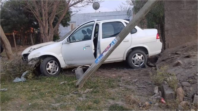 Un auto chocó contra un poste del alumbrado público