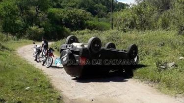 Espectacular vuelco de una camioneta en Ancasti