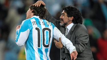 Lionel Messi junto a Diego Maradona.