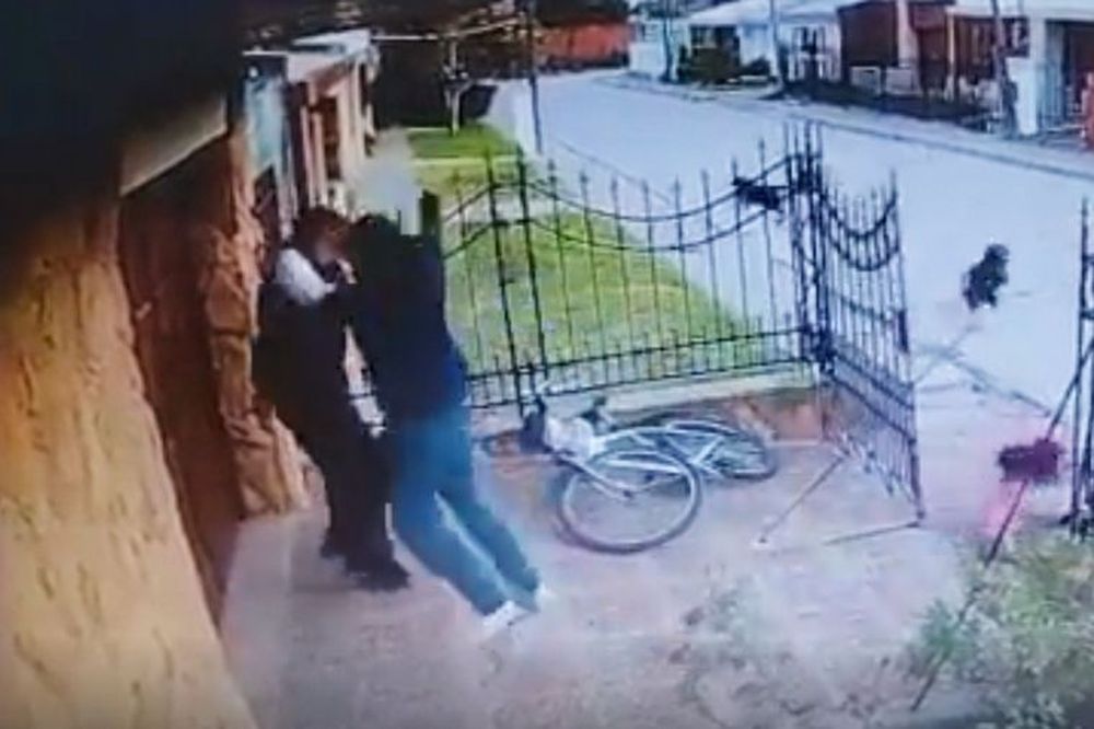 Horror en Bahía Blanca. En un video, se observa al joven golpeando a su abuelo.&nbsp;