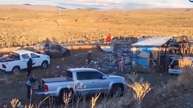 chubut: un camion volco, el chofer murio y los vecinos saquearon la mercaderia
