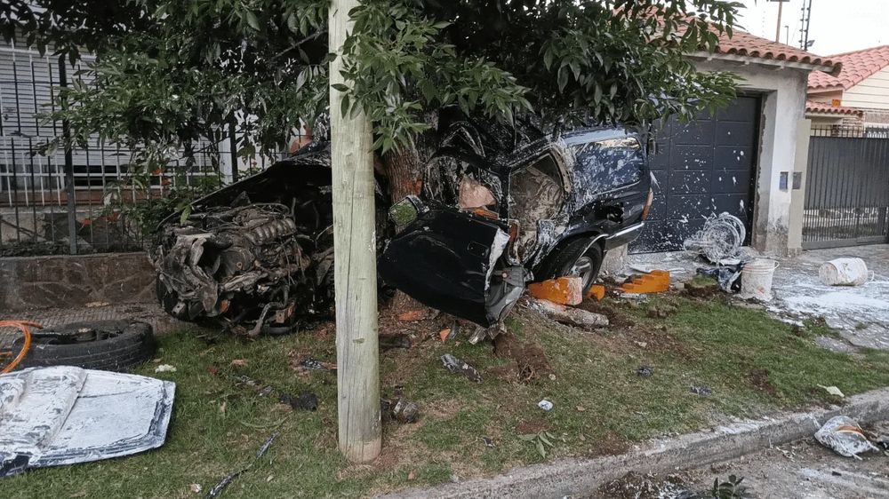 Desastre. Una camioneta destruída y otros dos delincuentes heridos.