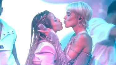 el beso entre emilia y tini en pleno show