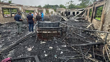 Así quedó el establecimiento incendiado en Guyana
