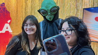 andalgala sorprendio en la fiesta del poncho con una visita de otro planeta