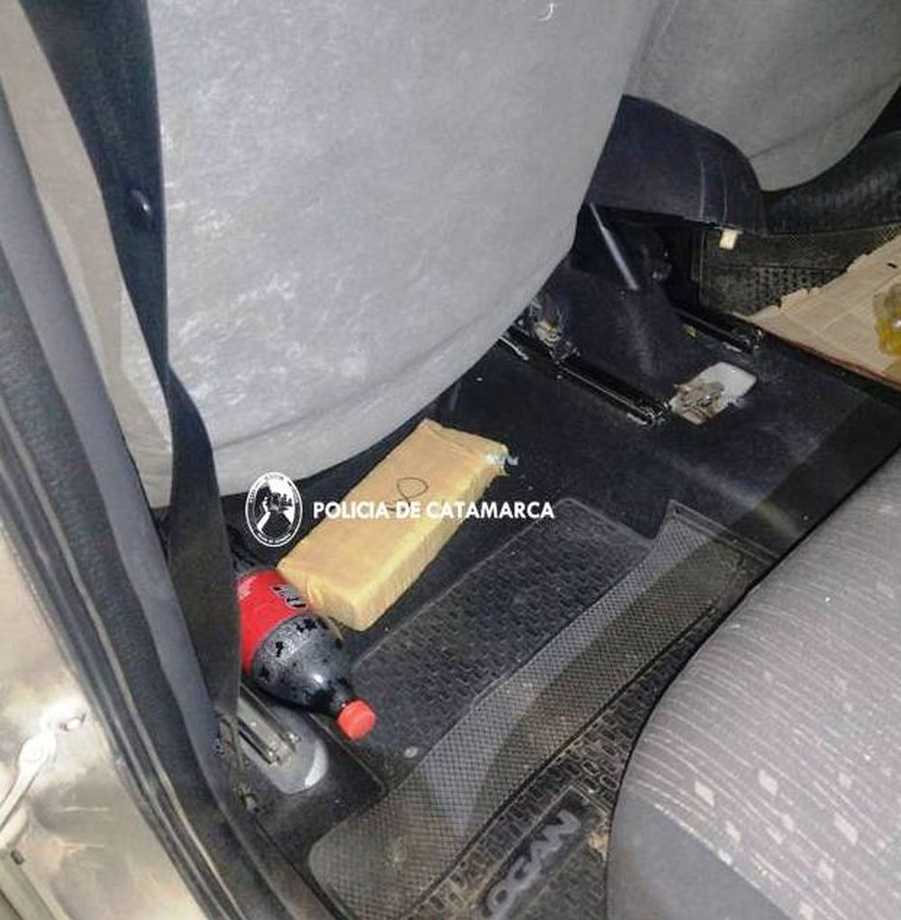 Inspección. Debajo de los asientos, un pan tipo ladrillo compactado, envuelto en cinta de embalar.