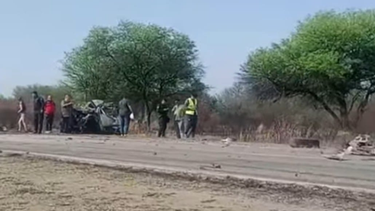 un camion y una camioneta chocaron de frente en la paz
