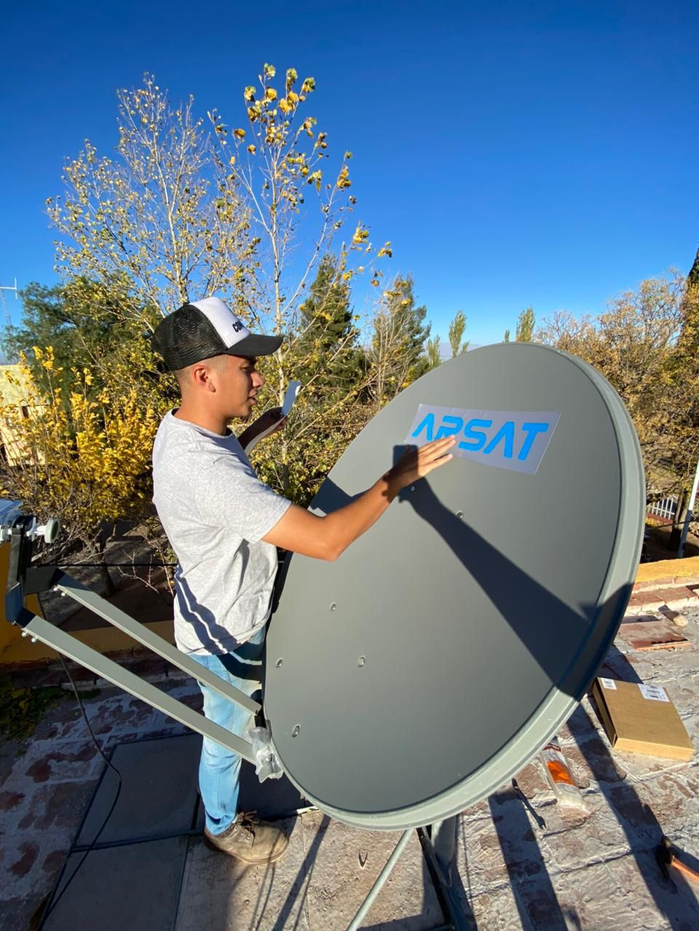 El equipo de Innovación Digital Educativa instaló en los establecimientos, antenas satelitales, modem CPE y router CISCO Z3.