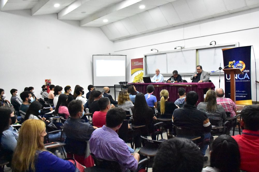 Charla sobre criptomonedas en la Facultad de Ciencias Económicas.