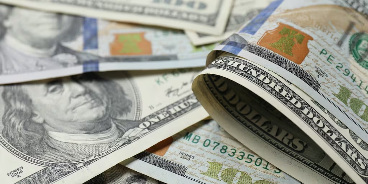 El dólar oficial alcanzó un nuevo récord y cerró a $1520