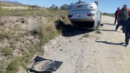 Volcó su auto en medio del camino y solo sufrió raspones