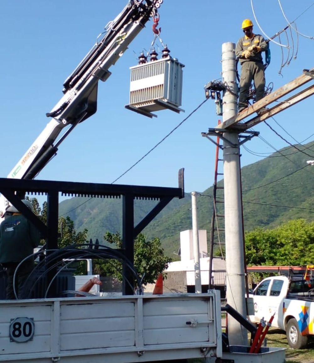 Trabajos. Operarios de EC Sapem reemplazan equipos.&nbsp;