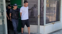 Culpable. Tras el veredicto, Peyeyo Flores condenado a 10 años por intento de homicidio. Culpable. Tras el veredicto, Peyeyo Flores condenado a 10 años por intento de homicidio.