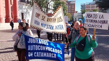 jubilados autoconvocados realizaron su 71º marcha en plaza 25 de mayo
