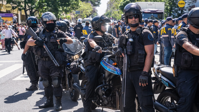 Más de 2200 efectivos de las fuerzas federales renunciaron en seis meses por los bajos salarios