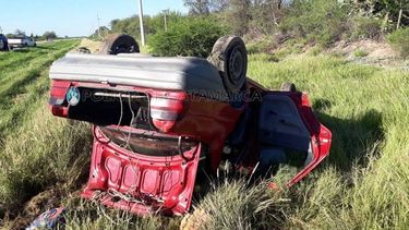 Un auto con cinco personas volcó esta mañana en Capayán