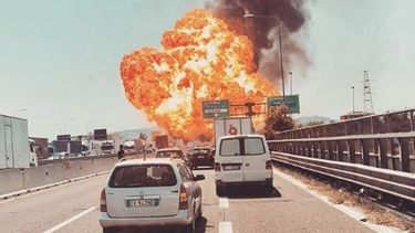 Al menos dos muertos en una impresionante explosión tras el choque de dos camiones