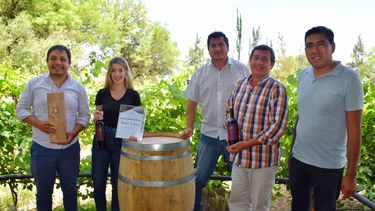 El intendente Nóblega junto a los propietarios de la laureada bodega.&nbsp;