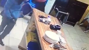 Violento asalto con golpes y disparos en un local de comidas