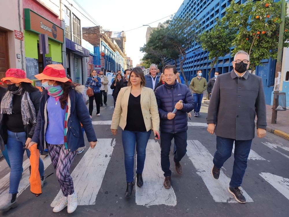 Marcha. Diputados de la oposición acompañaron el reclamo del sector salud en Capital.