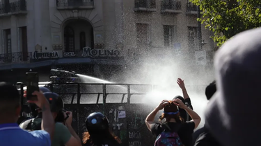 manifestantes derribaron las vallas en la protesta contra la reforma laboral