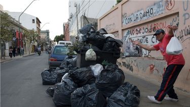 Golpeó a una adolescente por conflicto con la basura
