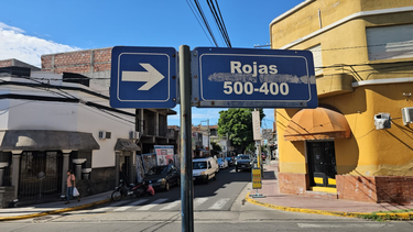 intentaron asaltar a un policia y termino herido tras una pelea a golpes y pedradas