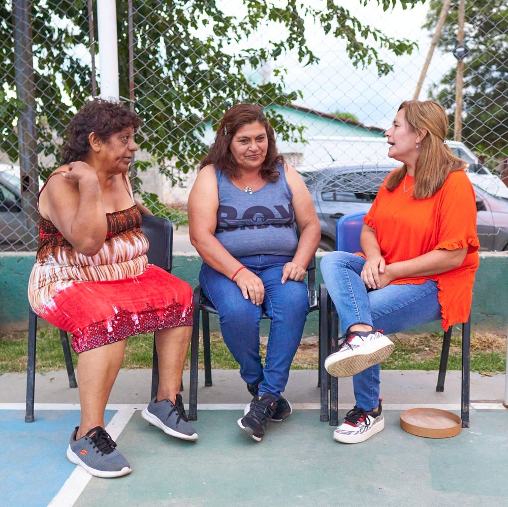 La concejal Belky Pennise con vecinos de Valle Viejo.