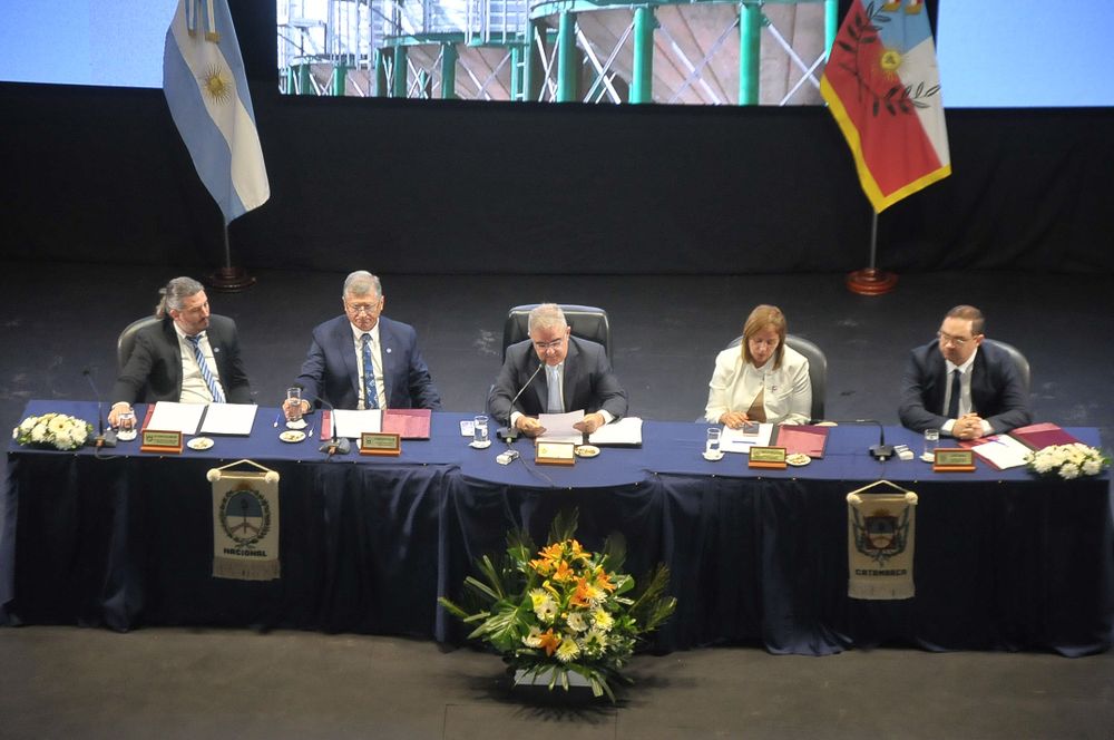 Mensaje. El gobernador aseguró que la provincia toma sus propias decisiones en un contexto complejo y que seguirá haciéndolo.