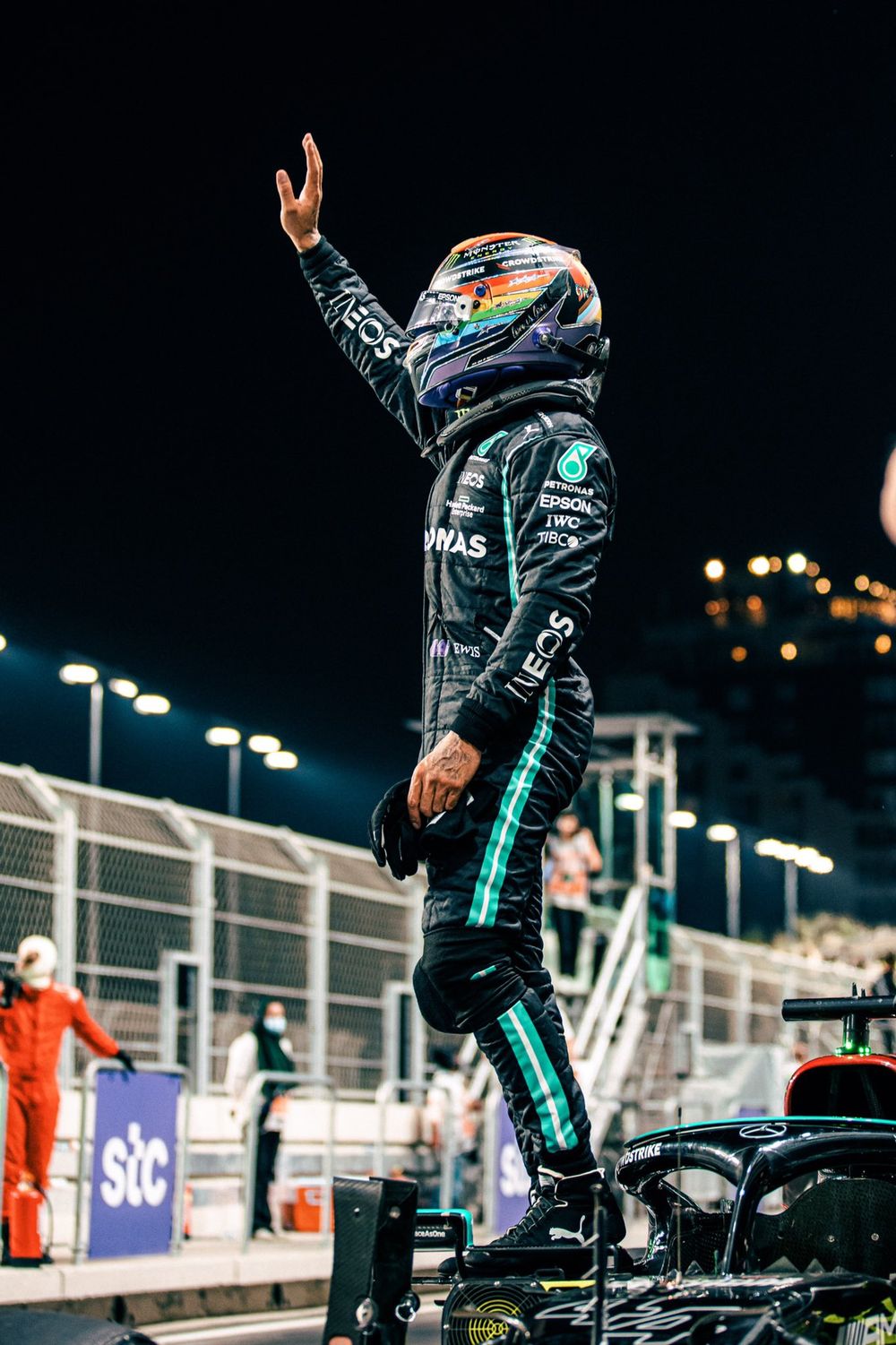 Festejo. El británico se quedó con la pole position en Arabia Saudita.