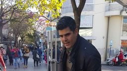 Un funcionario municipal limpió esta mañana la Peatonal
