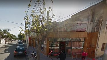 Rompió una vidriera y se llevó comidas y bebidas