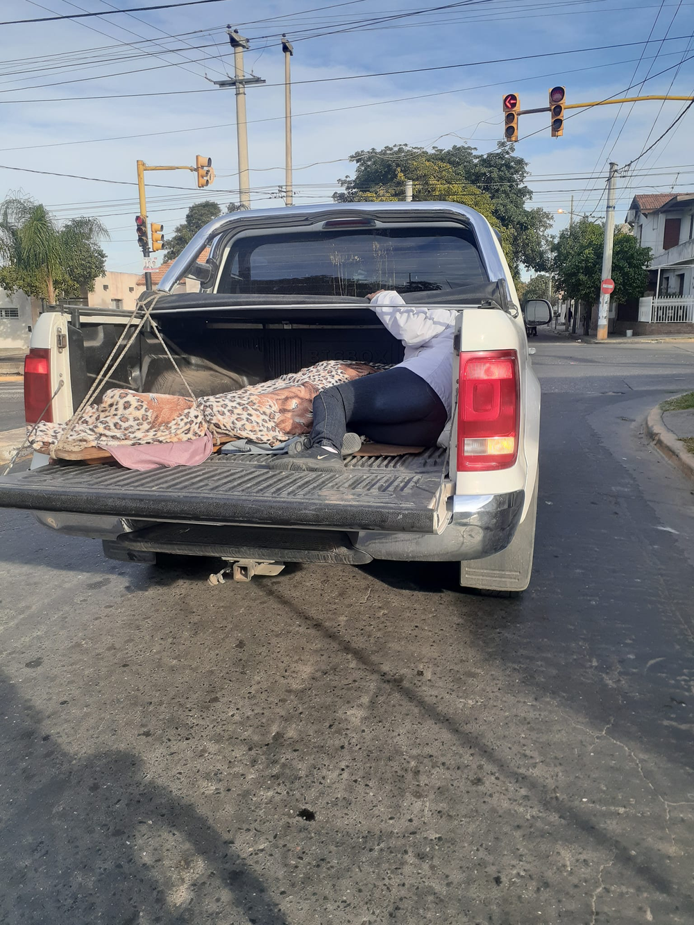 Increible. Así trasladaban&nbsp; a la joven herida desde el hospital San Juan Bautista hasta su casa.&nbsp;