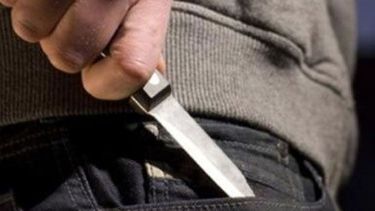 Encuentran a un joven acuchillado por su propio hermano
