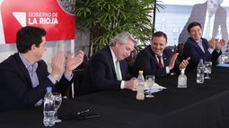 Alberto Fernández firmó acuerdos de obras y reabrió una fábrica en La Rioja