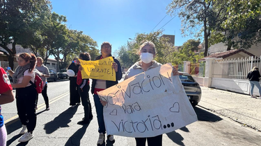 familiares piden la derivacion urgente de una beba internada en el hospital de ninos