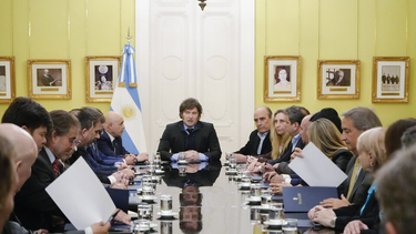 javier milei se reunio con bloques dialoguistas para acordar una estrategia legislativa y se prepara para firmar el veto